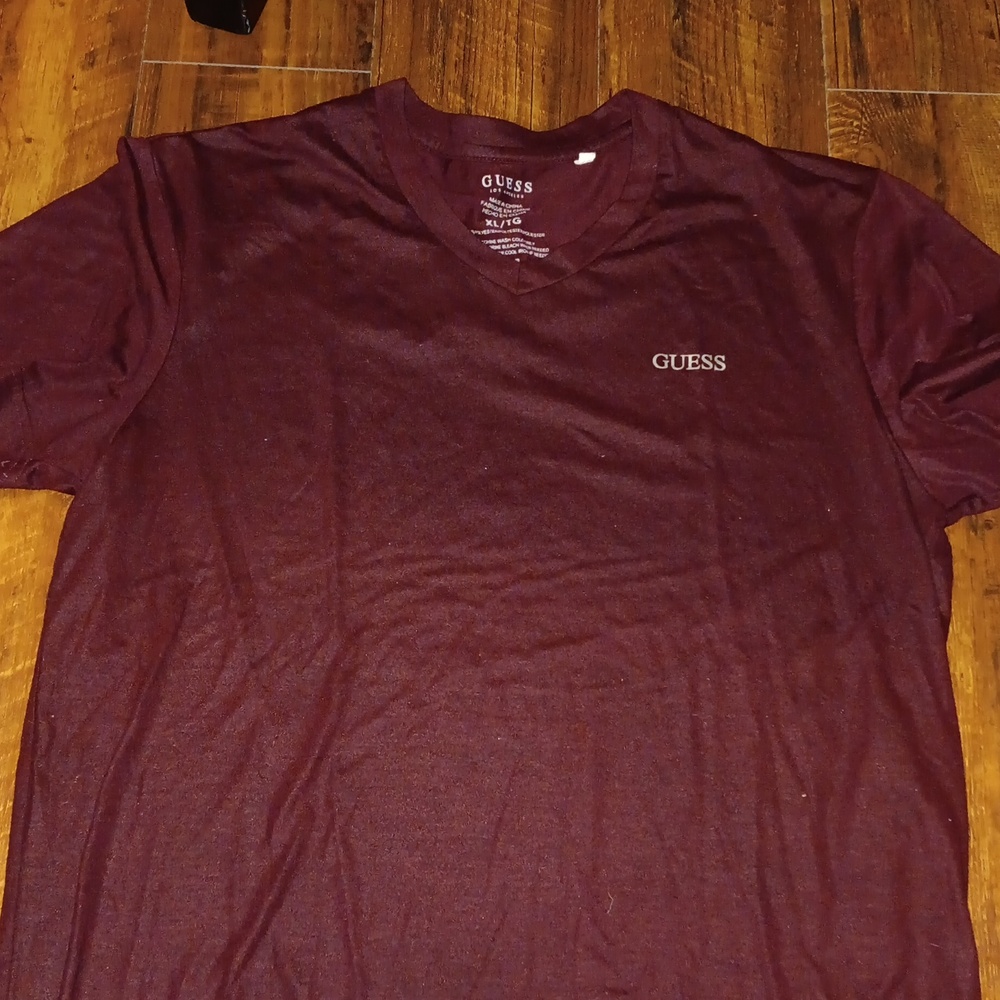 Guess v-neck tshirt